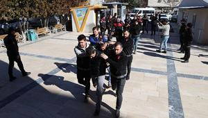 Kuyumcuda silahlı soygun İzinli polisi ayağından vuran 6 şüpheli adliyeye sevk edildi