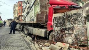 Beşiktaşta faciadan dönüldü Yokuştan kayan TIR binanın duvarına çarptı