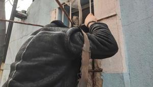 Kedi bile zor girer Hırsız küçük pencereden sızdı, sadece iPhone’ları seçti