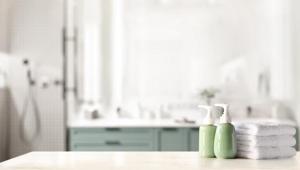 Pahalı deterjanlara veda edin: Patates ve folyo ile banyo parlatmanın 3 kolay yolu