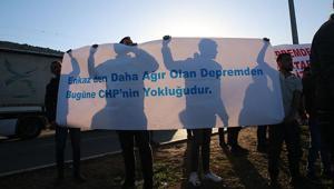 Özgür Özele Hatayda protesto: Enkazdan daha ağır olan depremden bugüne CHPnin yokluğudur