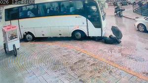 Tamponun altında 2 metre sürüklenen kadın yara almadan kurtuldu