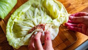 Sarma sararken parçalanan yapraklara son Ustaların pratik lahana seçme yöntemi