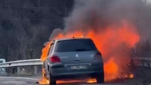 Ordu’da seyir halindeyken alev alan otomobil yandı