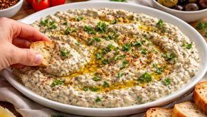 Et yemeğinin yanında iyi gider: Közlenmiş patlıcan mezesi nasıl hazırlanır