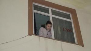 Kapıyı üzerine kilitleyip kaçtı, genç kadın pencereden yardım istedi