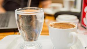 Su mu soda mı Türk kahvesinin yanındaki doğru eşlikçi meğer buymuş