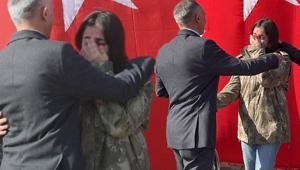 Depremde askerin verdiği montu 3 yıl sakladı Büyük buluşma: ‘Kimse inanmadı, halüsinasyon gördün dediler