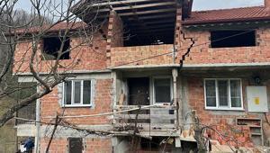 Bartında heyelan 3 evde çatlaklar oluştu