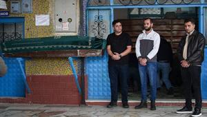 İzmirde suyla dolan alt geçitte mahsur kaldığı kamyonette boğularak hayatını kaybeden sürücü defnedildi