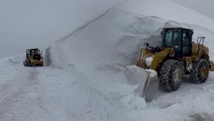 Yol nerede belli değil Kentte kar kalınlığı 5 metreye ulaştı