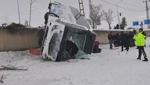 Ağrıda yolcu otobüsü devrildi Çok sayıda yaralı var