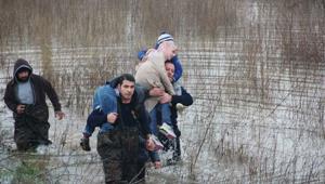 Gediz taştı, bağ evinde mahsur kaldılar Baba ve 4 çocuk sırtta kurtarıldı