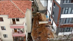 İstinat duvarı gece yarısı çöktü, evler boşaltıldı 5 apartmanda 81 kişi sokağa çıktı