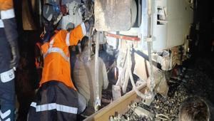 Balıkesirde facianın eşiğinden dönüldü Yolcu treni raydan çıktı