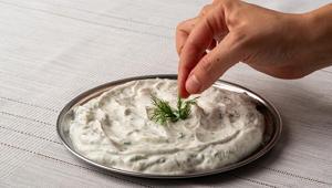 Parmak yedirten sarımsaklı tarif Bu sosla yapılan sandviç bir başka