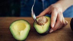 Taş gibi sert avokadoyu pamuk gibi yapıyor: Meğer çözüm mutfaktaki o malzemeymiş
