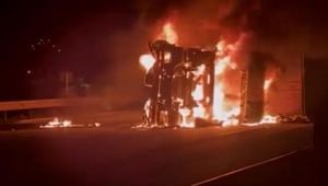 Osmaniye’de devrilen TIR, alev alev yandı
