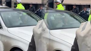 Bebekte ilginç anlar Trafiği kapatan kadın aracın içinde dans etti