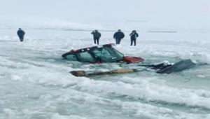 Buz tutan Çıldır Gölüne traktör düştü