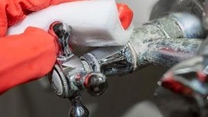 Yılların kirecini tek hamlede söküp atıyor Banyoyu ilk günkü gibi parlatan o gizli malzeme...