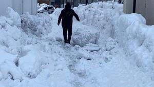 40 gündür yağan kar hayatı altüst etti İnsan boyunu aştı