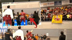 Galatasarayda taraftar ve voleybolcular arasında gerginlik Su şişesini fırlattı