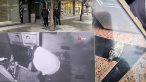 Bakırköyde iş merkezinin kapısına el bombalı tuzak O anlar kamerada
