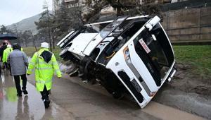 Ispartada cezaevi ring aracı devrildi: 3 yaralı