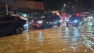 Adanada sağanak hayatı felç etti Caddeler göle döndü, araçlar mahsur kaldı