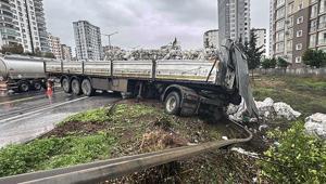 Adana’da kontrolden çıkan tır şarampole devrildi