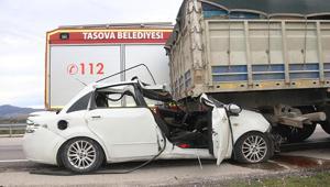 Amasyada feci kaza TIRa çarpan otomobildeki 2 kişi öldü