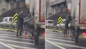 Trafikte kaynak tartışması Kamyonetin önünü kesip camını yumrukladı