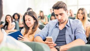 15 dakikada dersten kopuyorlar: Akademide sabır alarmı