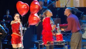 Okan Kurt’tan Demet Akalın’a sahnede büyük sürpriz