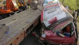 Pakistanda yolcu otobüsü ile tır çarpıştı Çok sayıda ölü ve yaralı var