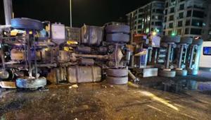 Kavşakta can pazarı Kömür yüklü TIR devrildi, sürücü kabinde sıkıştı
