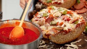 Bayat ekmeklerden pizza yapılıyormuş Kahvaltıya ve çaya hazır: Sosla-süsle-pişir