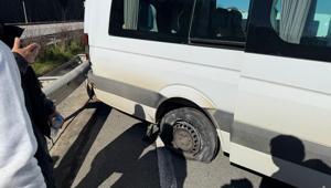 Taraftarların bulunduğu minibüsün lastiği patladı, araç refüje çarptı