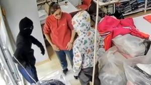 Terzi kadın hırsızlık şüphelilerine böyle direndi Tokatlayıp, dışarı attım