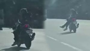 Trafikte tehlikeli anlar Yan oturup ayaklarını sarkıttı, motosikleti bıraktı