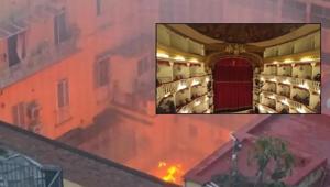 İtalyada yangında tarihi tiyatronun çatısı çöktü