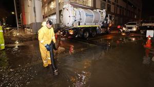 İzmirde deniz seviyesi 85 santimetre yükseldi Cadde ve sokaklar göle döndü