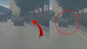 Bursada dehşet anları: Sürücü otomobili kaldırımdaki çocukların üzerine sürdü