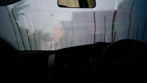 Araba camındaki buharı saniyeler içinde yok ediyor Şaşırtan bulaşık deterjanı yöntemi