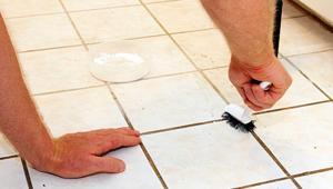 Fayans aralarındaki inatçı kirleri saniyeler içinde söken yöntem Püf noktası uzun süre bekletmek