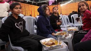 Gazzedeki Filistinliler, İsrail bombalarının sesleri olmadan ilk iftarını açtı