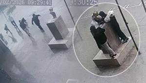 Fırtınada düşmek üzere olan Atatürk büstüne öğrenciler kalkan oldu