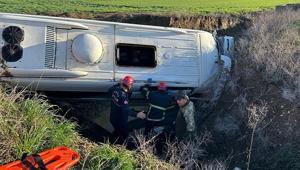 Okul servisi dereye uçtu 1’i öğrenci 2 kişinin durumu ağır