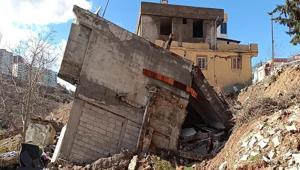 Adıyamanda 2 katlı bina büyük bir gürültü ile çöktü